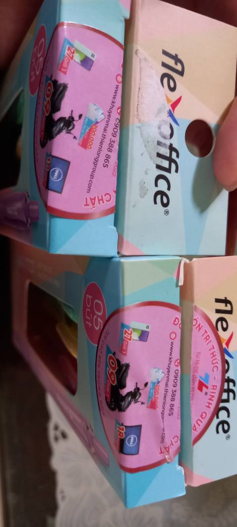 trước hết, bút đẹp, nhẹ, viết ổn
thứ hai khi mở hàng thì tem trên hộp đã bị xé ra (trong hình), phía sau nắp hộp cũng đã bị cào mã, đệm cầm bút lúc mở hộp ra bám bụi giống như hàng để lâu bảo quản không cẩn thận. lúc nhắn tin cho shop thì không nhận được một phản hồi nào hết.