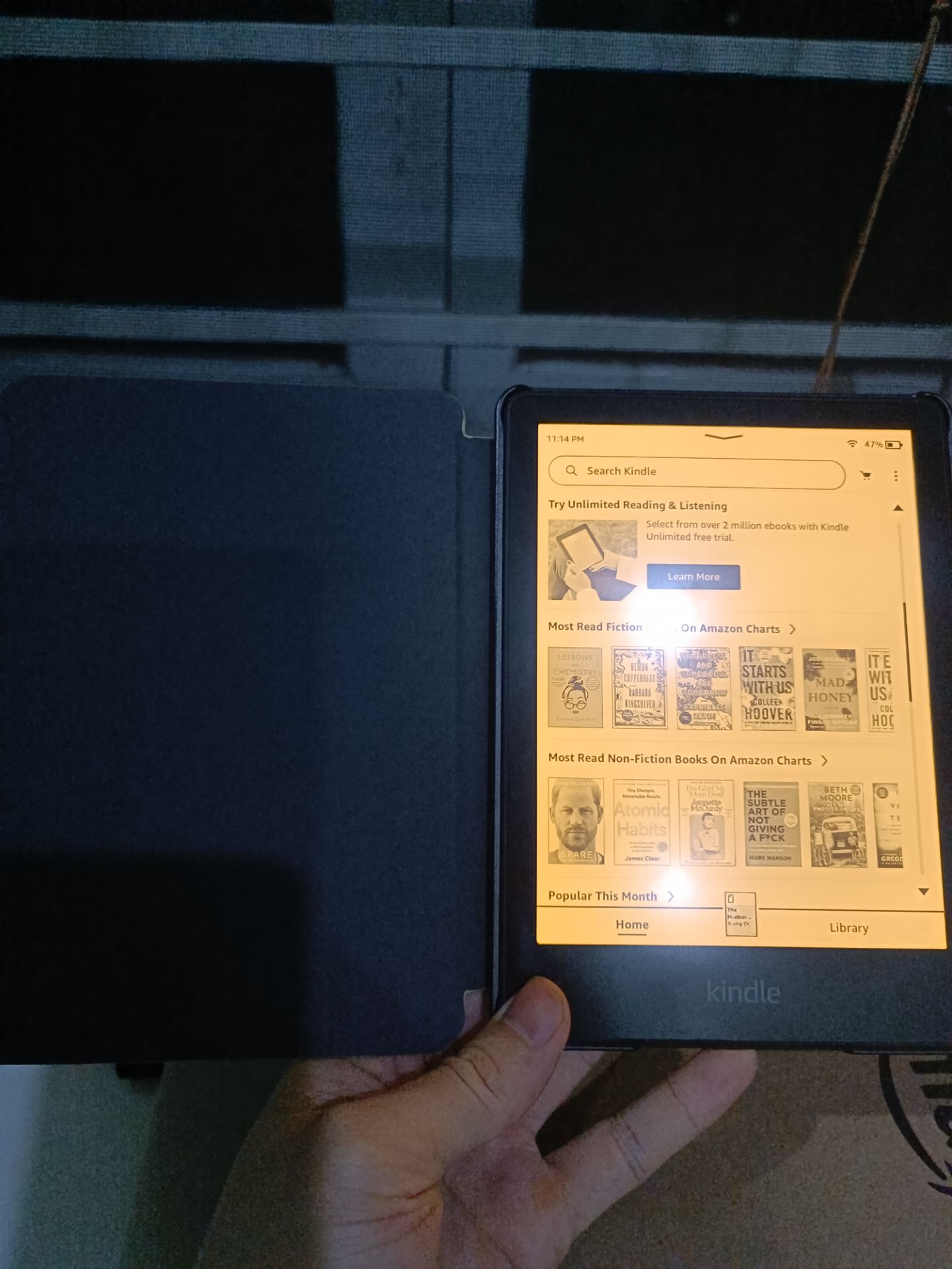 Đắn đo mãi ko biết nên mua bản refurbished ko, lúc nhận hàng mới thấy lo thừa vì nhìn mới toanh ko thấy vết trầy xước nào, chắc cũng hên. Các thao tác trên máy mượt hơn mình tưởng. Cover cũng ok nma để gần ngửi thấy mùi khá nồng hơi hôi. Thêm 1 cái nữa là ko biết máy mình bản gì vì ngoài hộp ghi signature nhưng info máy chỉ là bản thường, cũng ko thấy quảng cáo nên chắc là bản kids chăng? Khá lú:))