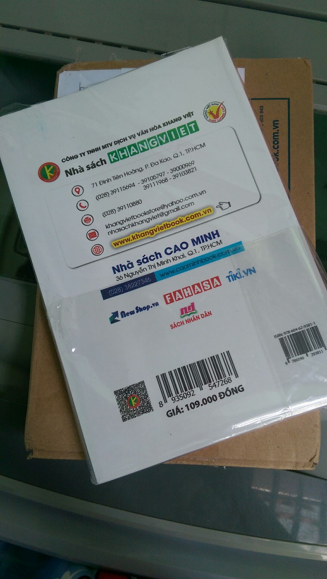 Sách được đóng gói cẩn thận, giao hàng nhanh,shipper thân thiện.Chất lượng sách quá 
tốt, học và làm bài tập theo chuyên đề, lời giải chi tiết, bài tập đa dạng, đáng mua!