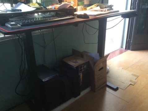 Bàn máy rộng rãi, có thể đặt 2 máy vì tính cùng làm việc. Đặc biệt bàn có thể nâng, hạ chiều cao nên rất hữu ích, giúp người dùng vừa làm việc và đi lại tránh phải ngồi nhiều tốt cho sức khỏe . Shop tư vấn nhiệt tình về lắp ráp, chỉ hơi tiếc là shop không giao cho mình mẫu mới như quảng cáo, tuy nhiên mẫu cũ cũng chắc chắn và khá đẹp.