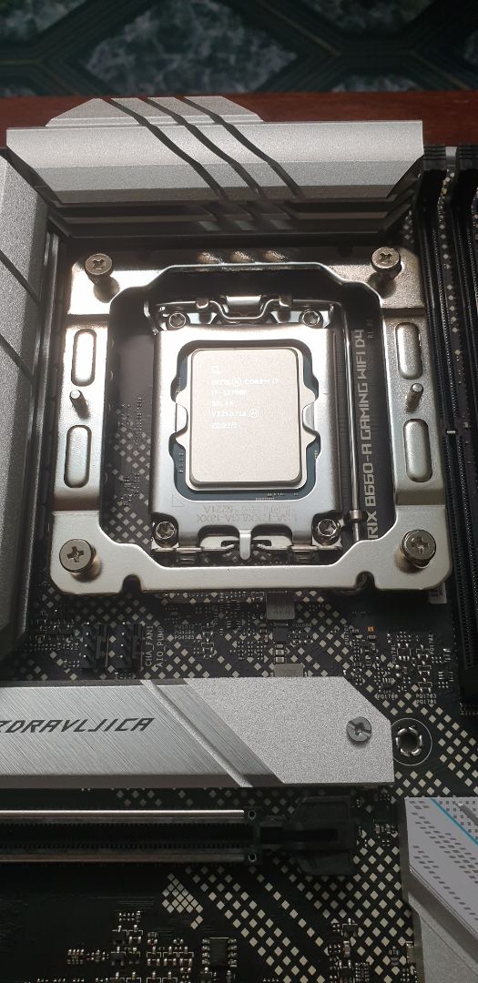 Build cả chiếc PC ... mua linh kiện qua mạng 😂 cũng hơi rén vì sợ có vấn đề trong quá trình vận chuyển nhưng giờ thì sau mấy tháng, máy đã lên và chạy ầm ầm :)) Shop giao hàng tốc độ ổn, ra đến Hà Nội mất khoảng 3 - 4 ngày gì đó. Hộp đựng chip được đặt trong 1 hộp carton bên ngoài nữa nên cũng tương đối đảm bảo. Hàng mới cứng, nguyên seal trên vỏ và phân phối bởi Viễn Sơn, vừa mới 2022 luôn. Pin của chip cái nào thẳng cái đó, hoàn toàn không vấn đề gì!