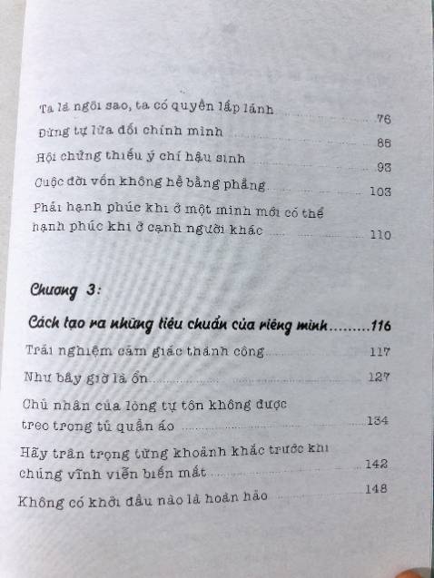 Sách siêu xinh, nội dung cũng khiến mình ấm áp thêm và biết trân trọng bản thân mình hơn. Sách có tặng thêm 4 bookmark ko ấn tượng lắm, nhưng cũng ko phải là xấu, mình định cắt mấy tấm hình ra xem chừng làm được nhiều việc hơn:))) Tuy nhiên sách dù được bọc kính nhưng lại bị móp vài chỗ trên cạnh sách, thấy hơi buồn...
