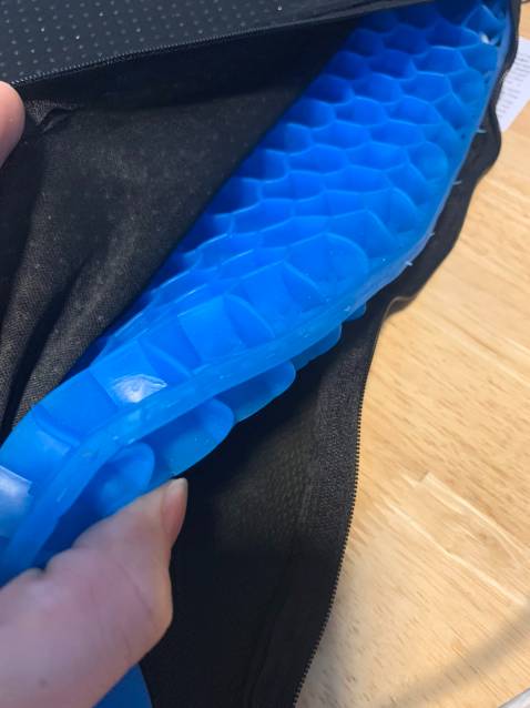 silicon loại này rất mềm chứ ko cứng chút nào, ngồi êm mông, nên mua, sẽ mua thêm cho cả phòng