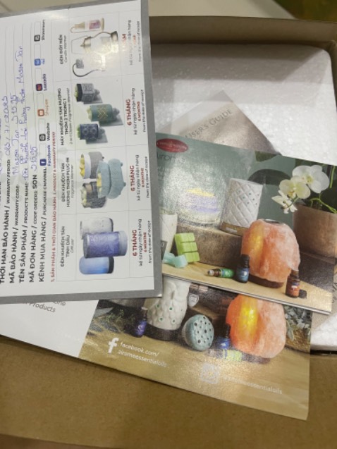 Shop giao hàng đóng gói cẩn thận, có ghi cả phiếu bảo hành. 
Về chất lượng thì đèn hoạt động tốt, dùng đèn an toàn hơn dùng nến. Về chất lượng mùi huơng thì phụ thuộc vào chất lượng tinh dầu và nồng độ pha tinh dầu nên mình không thể đánh giá.
Về mẫu mã thì không hài lòng lắm, thủy tinh không được trông suốt làm mất giá trị của em. Nhưng chẳng hiểu sao các thương hiệu nổi tiếng đều sử dụng thủy tinh loại này, chắc phải có lý do 
Đánh giá 5 sao để ủng hộ shop vì tính chuyên nghiệp. Còn về mẫu mã sản phẩm thì nó không được như mong đợi