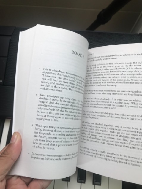 Mình tìm quyển này cũng lâu rồi, đây được xem là một trong những quyển vô cùng quan trọng cho những người theo đuổi chủ nghĩa Khắc Kỷ, viết bởi một trong 5 vị hoàng đế giỏi nhất La Mã, người sau này được Washington noi theo từ bỏ quyền lực tối cao để xây dựng nên nước Mỹ hiện đại. Những câu chữ mặc dù đã viết từ lâu nhưng vẫn rất thực tế và áp dụng được cho cuộc sống hiện đại! Xem như một kim chỉ nam sống cũng không phải là nói quá!
Fahasa bọc sách rất kỹ, có lớp chống sốc, giao hàng nhanh, rất hài lòng!