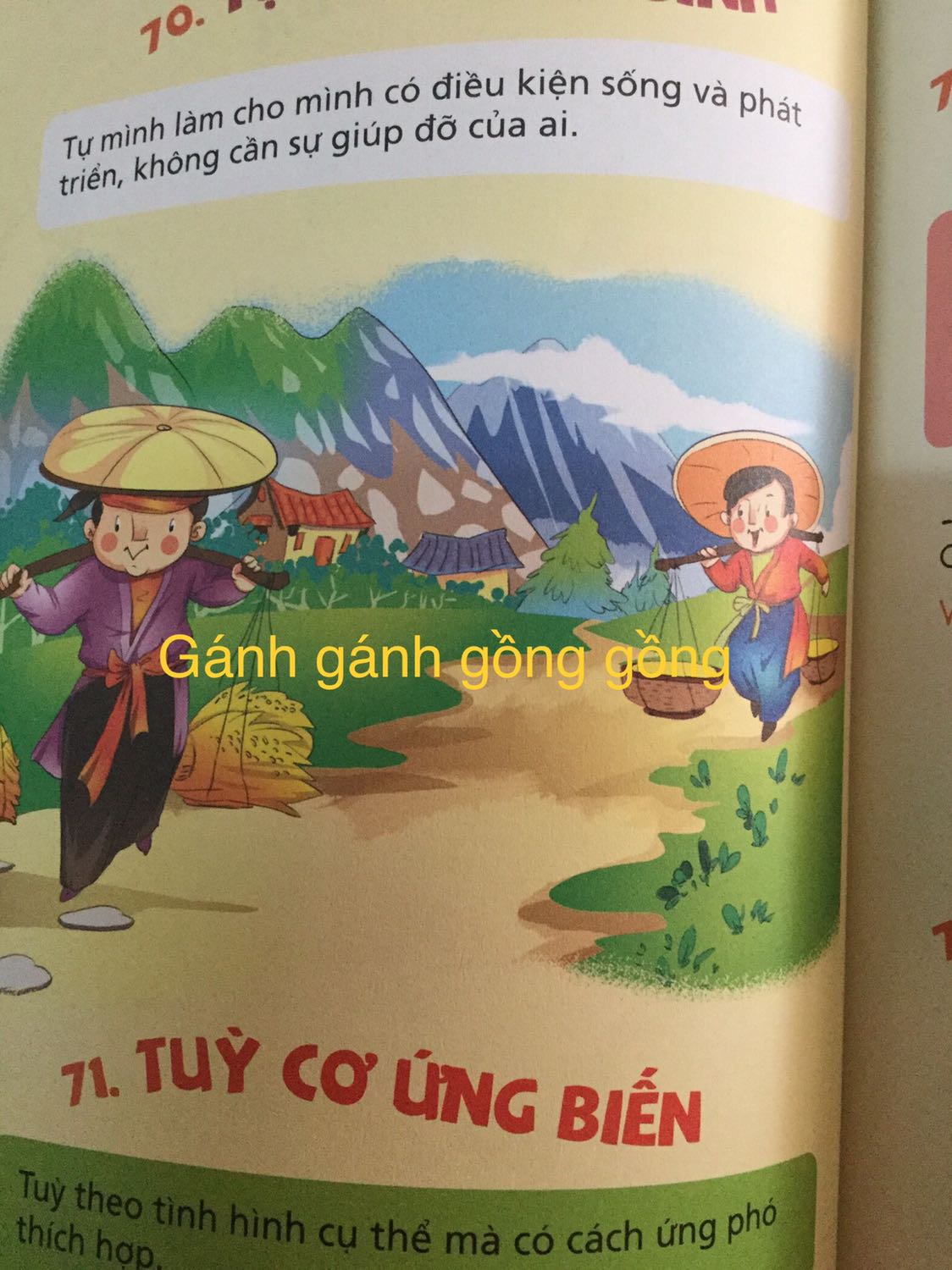Mình rất ít khi viết đánh giá sách nhưng lần này muốn chia sẻ với các bạn có ý định mua sách:
1. Về tiki: rất hài lòng về chất lượng sách và giao hàng rất nhanh, tiki luôn làm mình hài lòng.
2. Về nội dung của sách: Sách trình bày rõ ràng, bắt mắt, nhưng đội ngũ biên soạn lại sử dụng một số hình ảnh minh hoạ của sách “Đồng giao, thơ, truyện cho bé tập nói”. Bé nhà mình mới 28 tháng, lúc trước mình đã mua sách “Đồng giao, thơ, truyện cho bé tập nói” đọc, mặc dù chưa biết chữ, nhưng bé đã ghi nhớ gần hết các bài trong sách, bé sẽ nhìn các hình minh hoạ để biết đó là bài gì. Nên hôm nay nhận được quyển “Vui học thành ngữ, tục ngữ, ca doa bằng tranh”, mở tới mấy trang có hình minh hoạ giống sách kia bé cứ bảo mẹ đọc sai rồi, bài này như thế này mới đúng, mình giải thích nhưng bé vẫn k chịu, kêu để con đọc cho. =((. Mình thấy 2 quyển này nội dung đều hay cho bé, nhưng để tránh làm bé bối rối, thì nên mua một trong hai thôi. 
Mình gửi một số hình, Người lớn thì thấy chuyện này là bình thường, nhưng bé dưới 3 tuổi thì sẽ nghĩ khác, mong nhà xuất bản sẽ thay đổi khi tái bản ạ.
