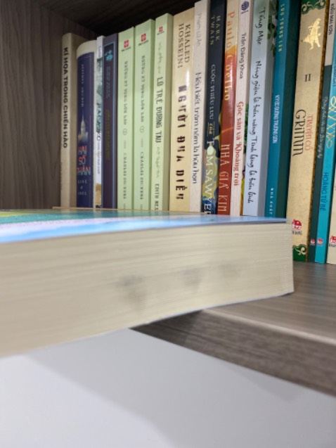 Sách giao đến khá dơ cộng thêm mấy góc sách bị “hư hại” nhẹ. Nhưng cũng gọi là ổn, mong tiki đóng gói kĩ hơn nhé🙏☺️