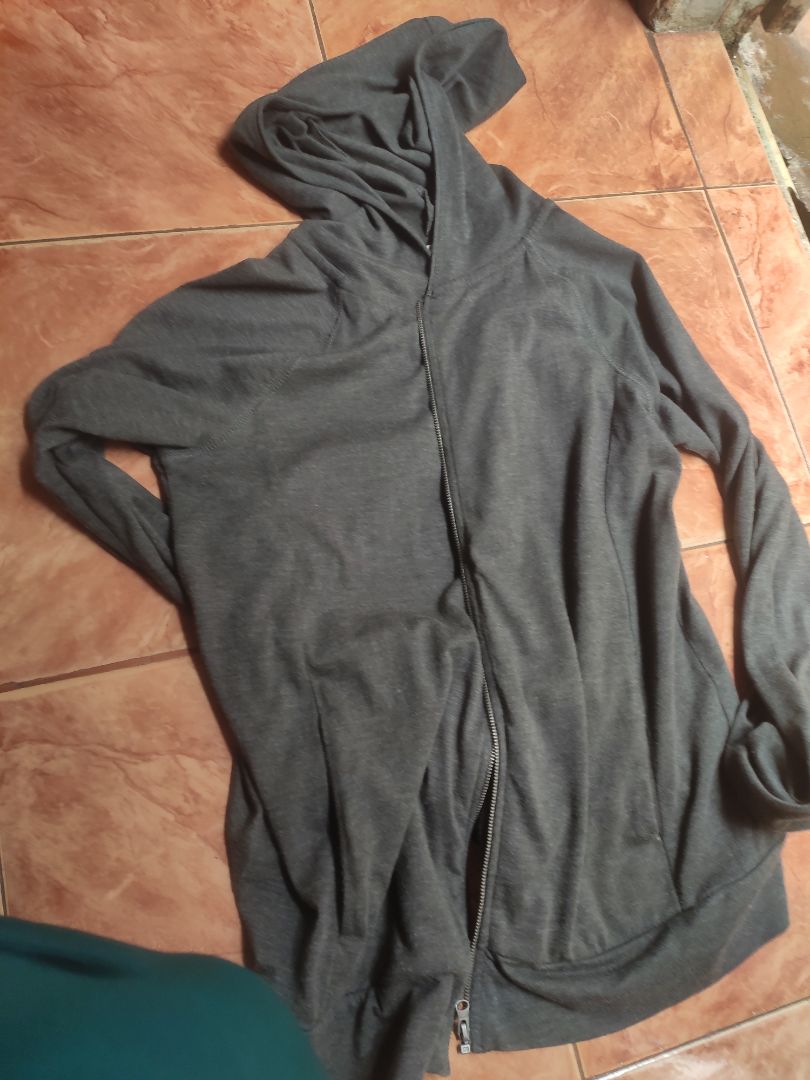 hàng giao đúng mẫu. áo form dài. 4 túi đều có dây kéo nhưng để tiện cho đường may nên túi ngoài thiết kế ngay đường xẻ ben làm mất đẹp. đáng tiếc.