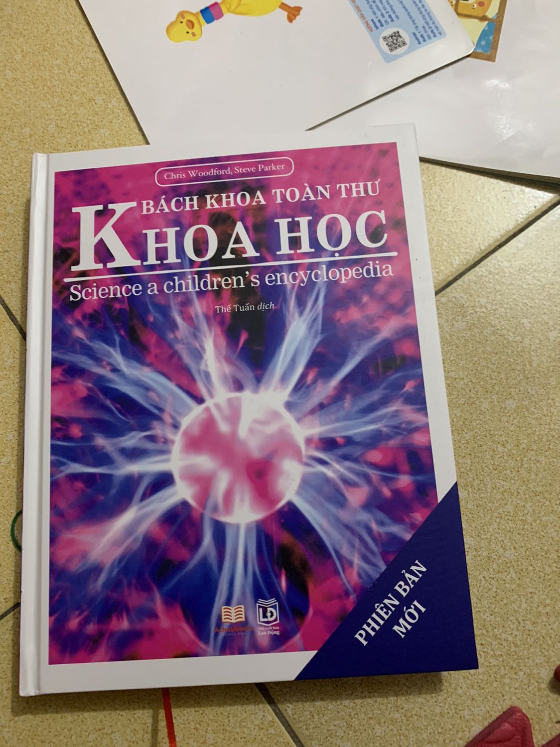 Sách đẹp, giấy in bóng, đẹp. Shop đóng gói cẩn thận.