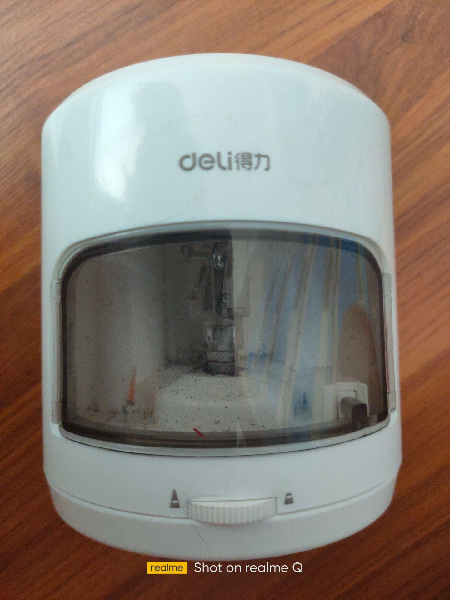 Dùng rất tiện lợi, dễ sử dụng với cả bé 4-5t, chuốt rất nhanh và êm, không gãy ruột như chuốt tay. hộp đựng chứa vỏ gọt nên cực kỳ vệ sinh. Đáng đầu tư lắm ạ.