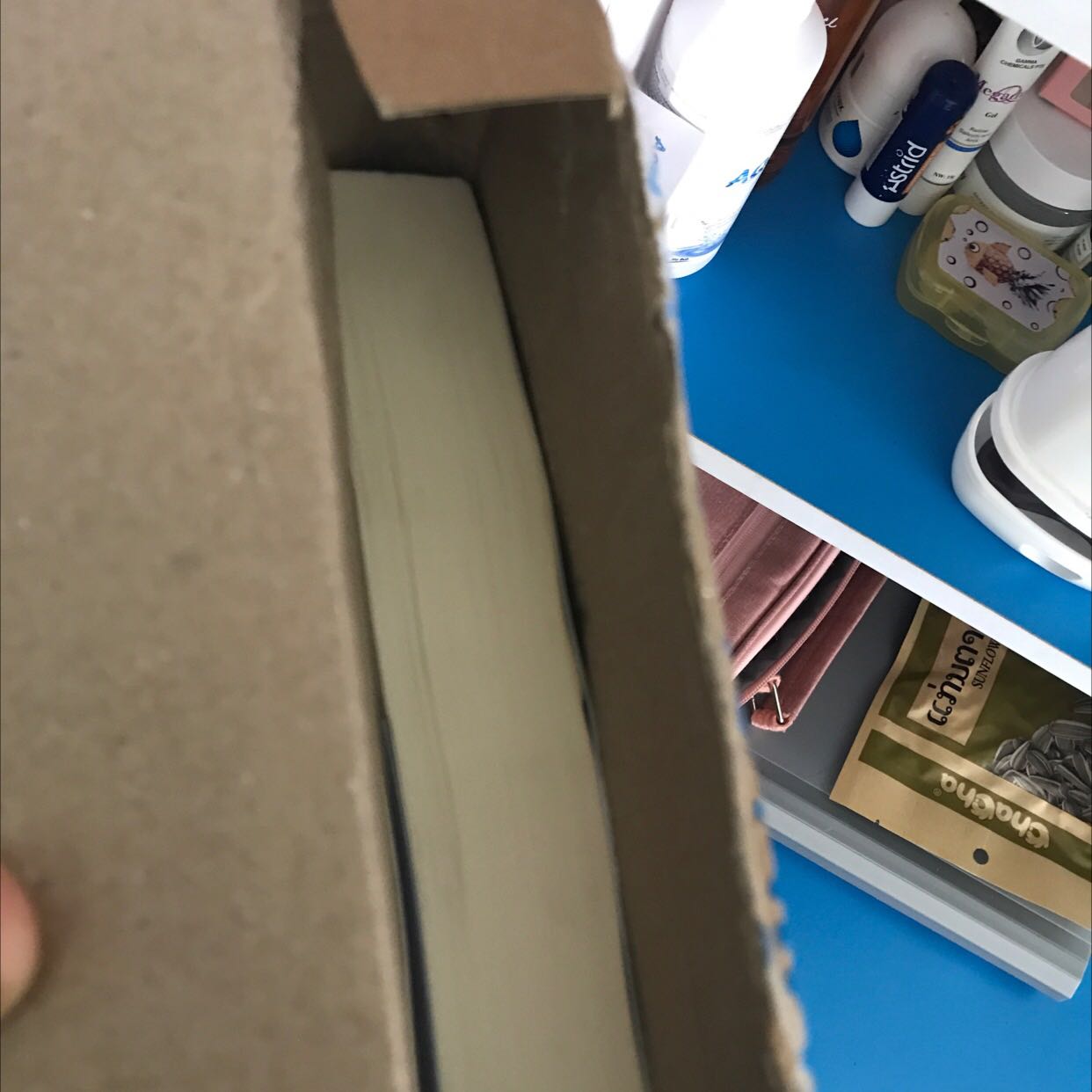 Má bữa phản hồi sách bụi với kh có chống sốc các kiểu rồi mà giờ lại như v luôn :))) mất công giới thiệu cho ngta mua shop này. Bụi v mà còn k thèm bọc gì luôn, ngta mua sách về mà cảm giác bụi bặm v thì vui gì nổi nữa 🙂 bữa mình đánh 4 sao vào inbox cho mã giảm 10k từ đơn 0đ các kiểu tới lúc ib lại xin thì k rep :))) hảo shop