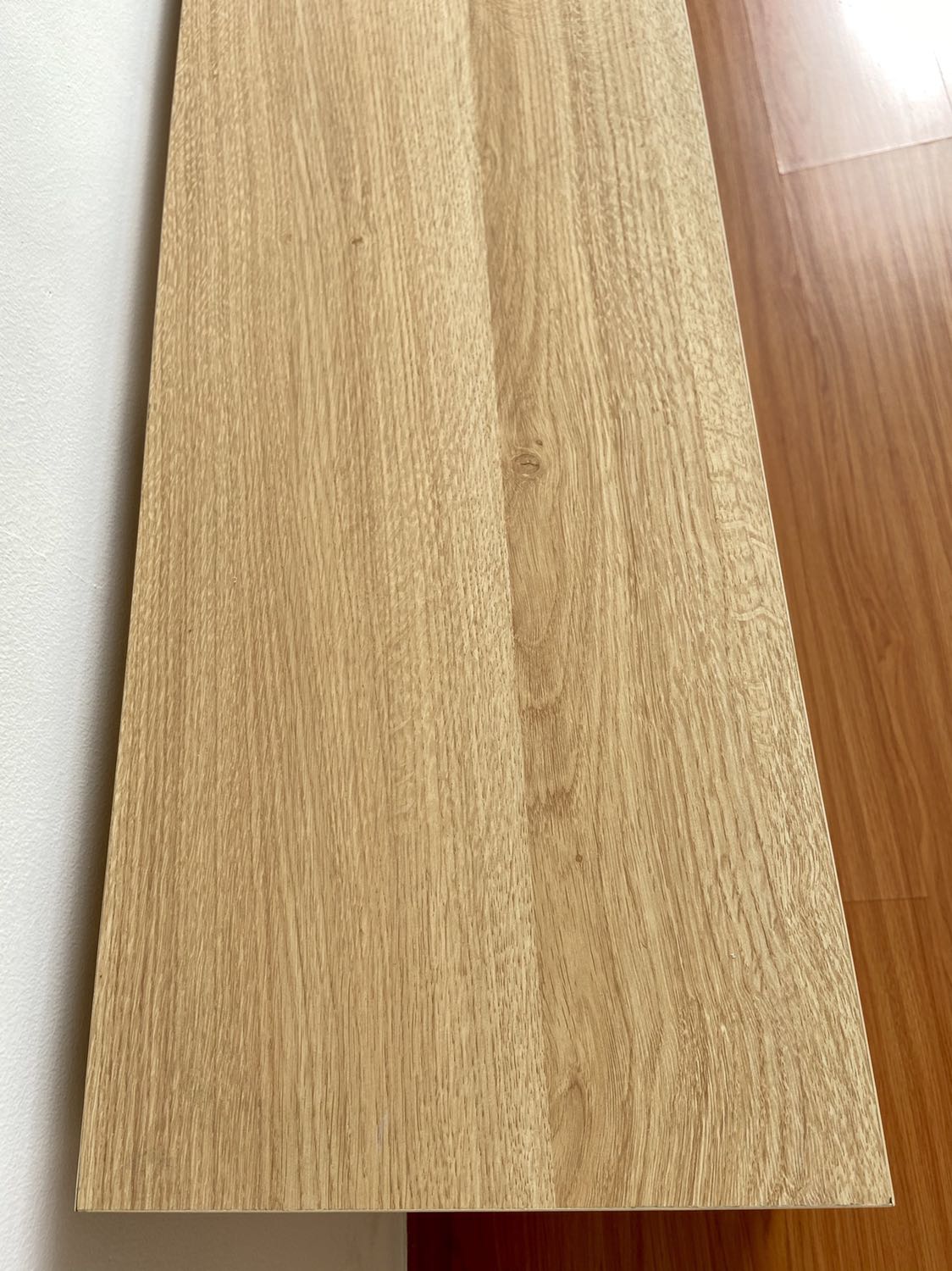 Giao hàng truớc hẹn (tốt). Đóng gói cẩn thận. Nhân viên giao hàng của xuởng gỗ thân thiện và chu đáo, khiêng lên tận nhà (bàn nặng 65kg).

Gỗ đúc thuộc loại tốt. Thiết kế đơn giản mà đẹp, màu sắc trang nhã, hữu dụng cho nhà chung cư. Bàn TV có ba ngăn, ba tủ, để được TV 60 inches, amply, đầu máy ... loại nhỏ và nhiều vật dụng khác.