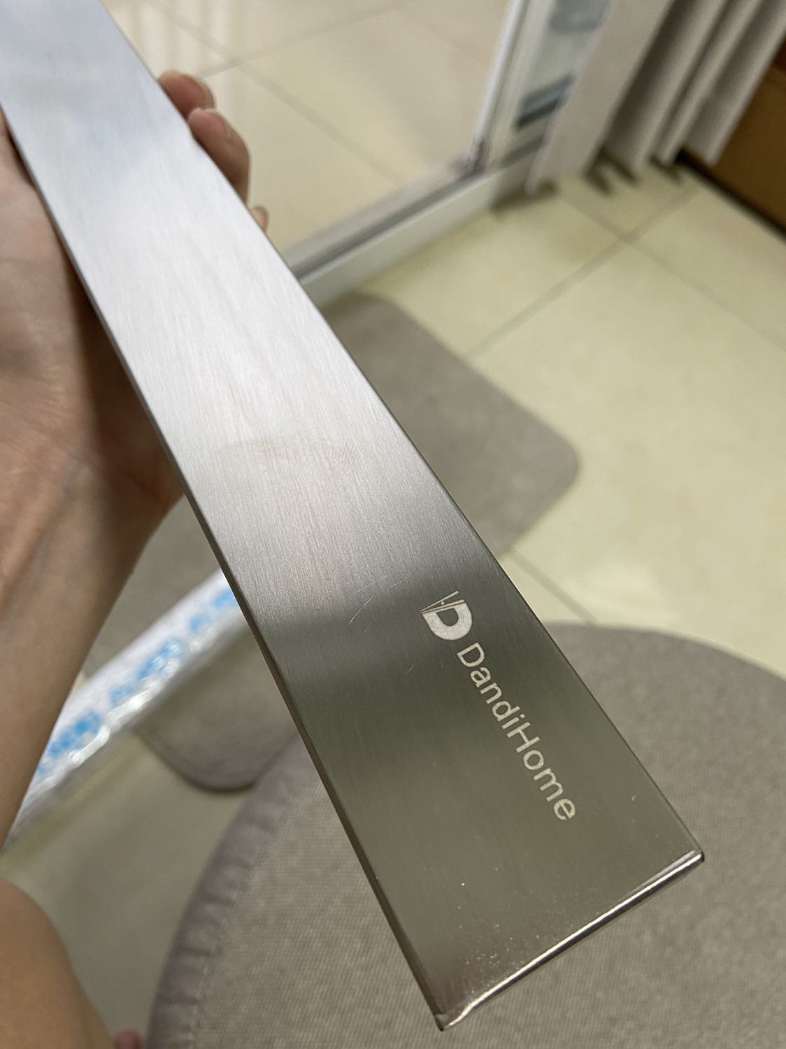 Ưng cái nam châm treo dao này thiệt. Có điều thanh đơn dùng keo dán phía sau thôi nên dao chặt xương bản lớn để lên thì lát sau xụi cả thanh. Nên muốn treo dao lớn thì mua loại thanh đôi bắt ốc vào tường cho chắc cú