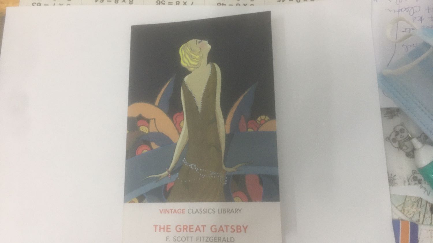 Khổ sách rất bé, giấy vàng, chữ nhỏ, đúng chuẩn vintage :))) 
Mình mua vì mình thích kiểu bìa như này chứ nếu mn muốn đọc khổ bthg thì không nên mua nhen.