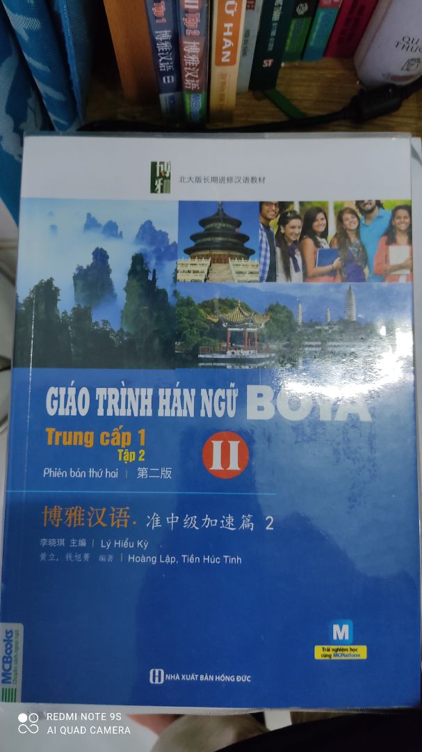 Sách cực đẹp, nội dung phong phú, giải thích rõ ràng, mình mong chờ 2 quyển trung cấp 1 này đã lâu; sách xuất bản năm 2021, tiki gói hàng đẹp, đóng hộp giấy hơi rộng 1 chút nên bảo vệ được sách bên trong an toàn không bị quăn góc, nếu có 10 sao thì mình sẽ cho tiki 9.5 sao!!!