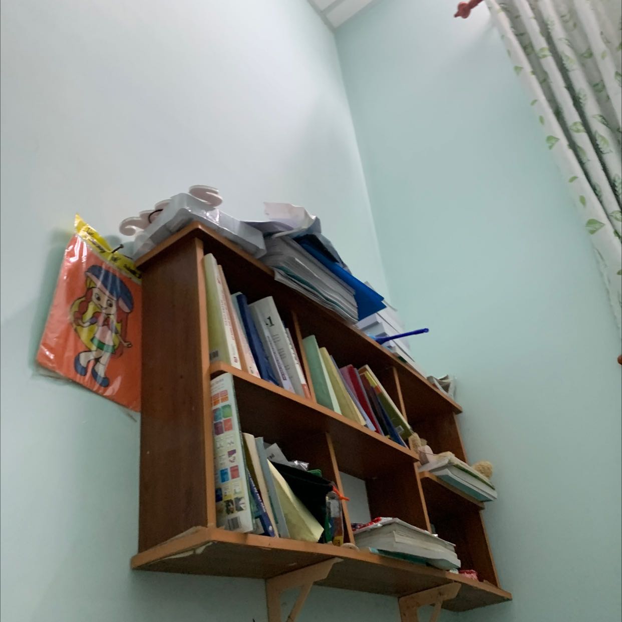 sản phẩm có lối thiết kế sáng tạo khi kính kéo xuống dễ dàng, thuận tiện sử dụng. Tuy nhiên, đầu mình chưa phảu quá to nhưng mua XL mà vẫn thấy chật, đội khó chịu.