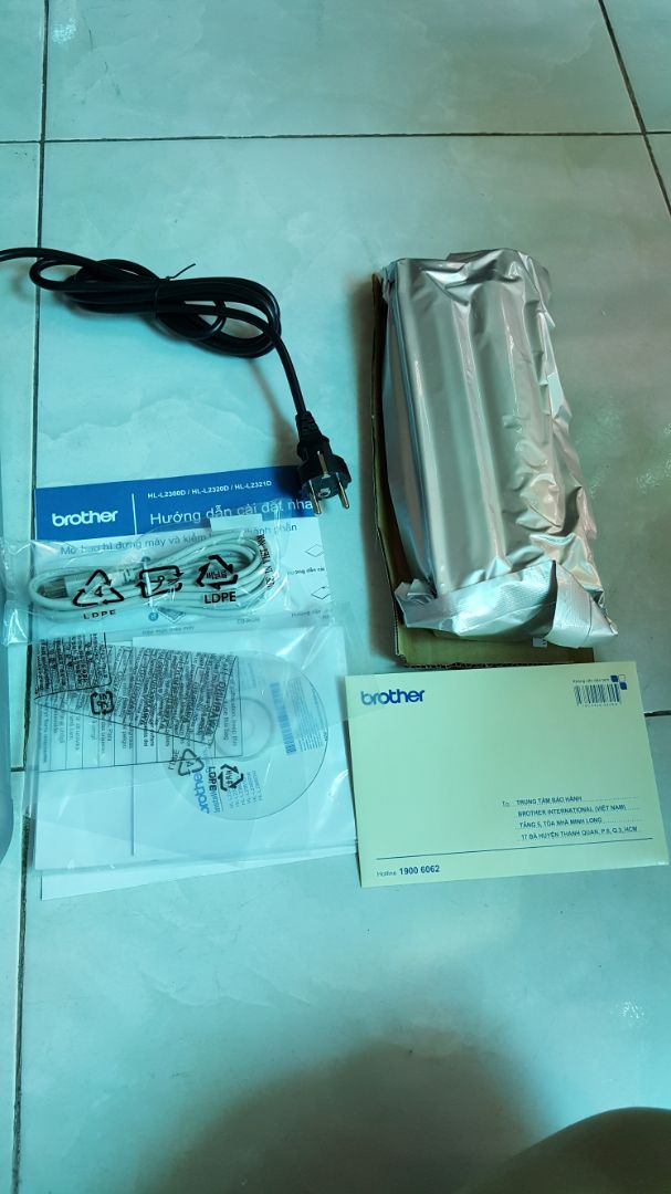 sản phẩm nguyên đai nguyên kiện, hàng chính hãng, bảo hành chính hãng 2 năm, đăng ký bảo hành online tiện lợi. Chất lượng bản in rõ nét, in nhanh, mực đẹp, in 2 mặt tuyệt vời. Có CD driver và hướng dẫn cài đặt dễ dàng. Với giá này rẻ hơn con Canon 2900 huyền thoại, mà còn in được 2 mặt. Nói chung là 99% hài lòng. còn 1 % là máy hơi to xíu. Tuy nhiên màu đen xám thì khá sạch. ok !! triệu like kkk