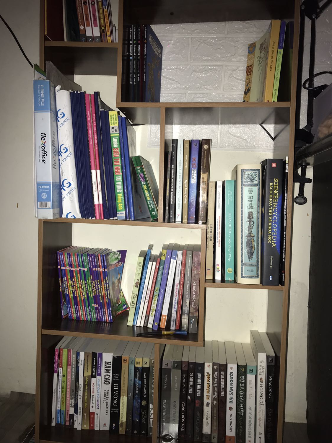 Kệ sách của shop siêu đẹp nha, shop tư vấn rất nhiệt tình và kiên nhẫn. Điểm trừ là thông số hơi nhỏ so với mô tả sản phẩm nha và giao thiếu cho mình 8 cái vít nên mình phải mua ngoài. Tuy nhiên, kệ đẹp nên tha thứ thứ tha ạ...
Update:
Bữa trước cho 5 sao vì tư vấn, nay vào sửa xuống 3 sao vì chất lượng ạ. Kệ mới dùng đã siêu vẹo, cong cớn vì gỗ mỏng và yếu. Chắc sắp vứt đi được rồi, mặc dù đã vít rất chặt haizzzz