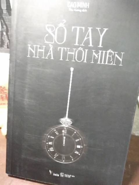 Đây là lần đầu tiên mà mình mua truyện gặp tình trạng như vầy... cầm quyển sách mới trên tay mà đau lòng. Quyển sách như kiểu để bị để trong góc nhiều vết trầy xước, góc trên sách còn có nhiều vệt đen bụi bẩn. Mong tiki cải thiện lựa chọn sách kĩ càng trước khi giao cho khách. Sách mới mà buồn thật sự.