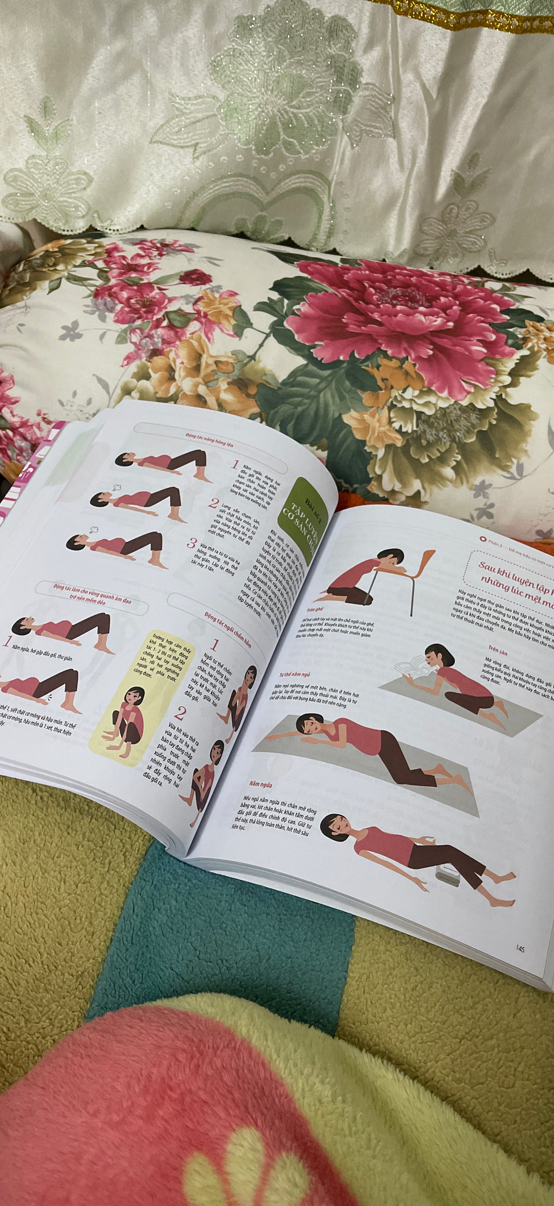 Giành cho các ce lần đầu mang thai, cực kì chi tiết từ giải đáp mọi thắc mắc, bỡ ngỡ, cách chuẩn bị, giải quyết, dinh dưỡng ăn uống, lời khuyên,... không biết nói sao cho hết vì nội dung vô cùng chi tiết, dễ hiểu mà còn có ảnh màu minh hoạ cực kì dễ đọc. Các mẹ bầu lần đầu nên mua 1 quyển này là đủ tất tần tật, không cần phải mua nhiều quyển như mình đâu, vì đây là chân áiiii. Chúc các *** có 1 thai kì khoẻ mạnh!