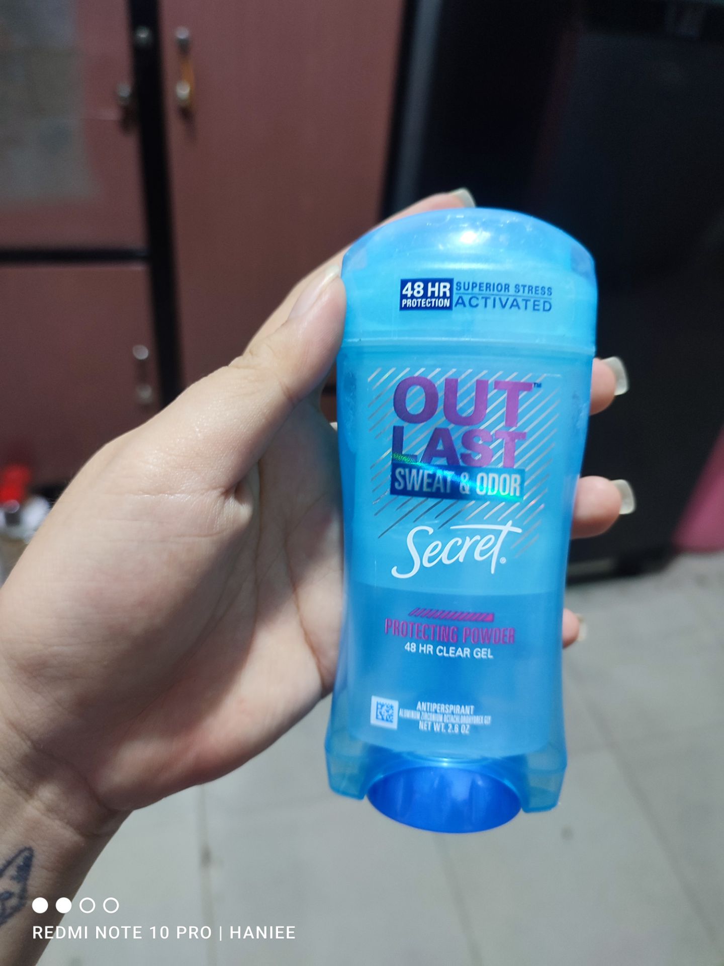 sp thơm nhẹ, tuy nhiên khó sử dụng vì gel trong nên nhiều khi bị vặn lố. hộp thì bự nhưng gel ít lắm luôn.
nhưng xài khô thoáng cả ngày khá okk