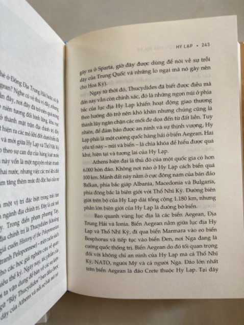 Cùng với cuốn TÙ NHÂN CỦA ĐỊA LÝ, cuốn QUYỀN LỰC CỦA ĐỊA LÝ cũng là một tác phẩm của Tim Marshall, một tác giả nổi tiếng về chuyên đề lịch sử, địa chính trị. Rất đáng đọc 2 tác phẩm này các bạn ạ!