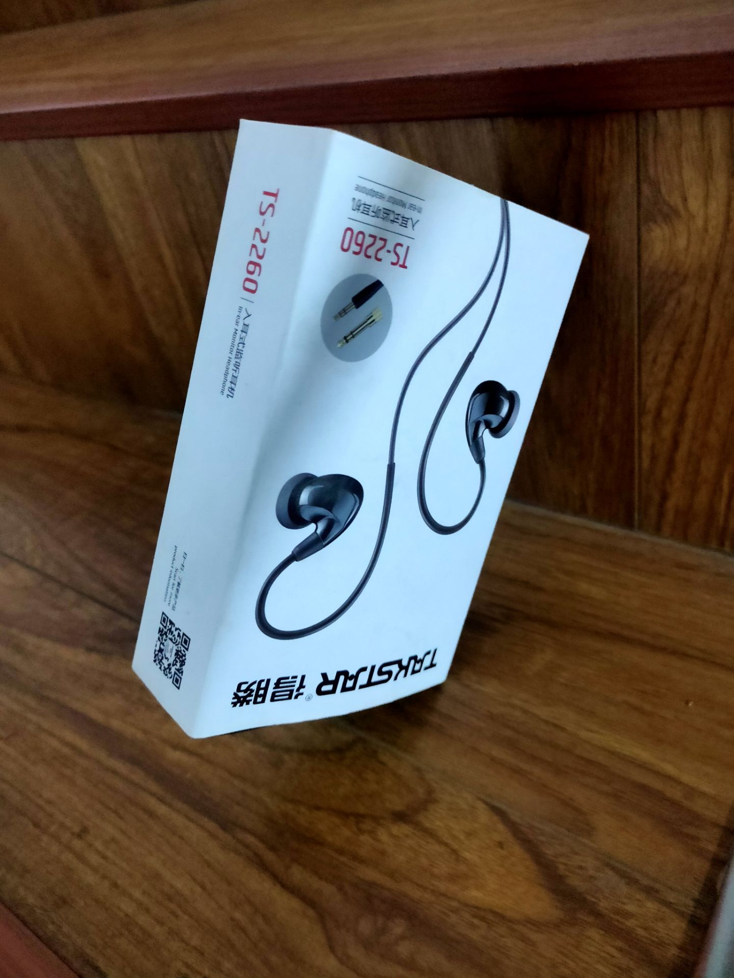 hàng chuẩn công ty, tem mác đầy đủ, kiểm tra độ nhạy, âm bass, âm trét tốt, với tầm giá này là quá ưng, có điều con tai nghe này không có mic