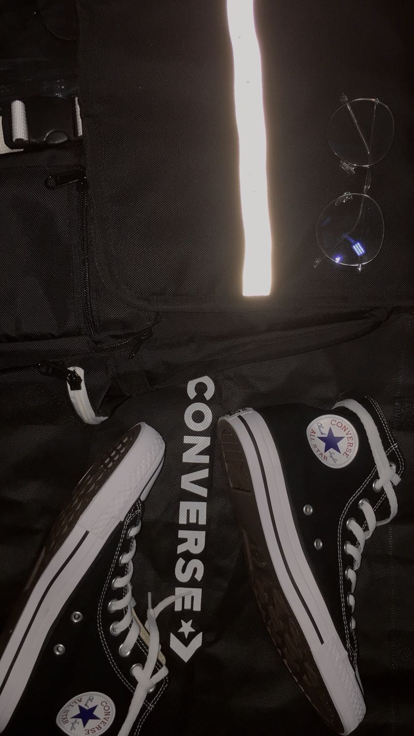 giày thì ok nhưng box thì hỏng mất rồi :(( em không biết do vận chuyển hay như nào mà vừa móp góc rồi vừa rách nữa. tới nỗi mà mẹ em còn hỏi: “giày hiệu hay dỏm mà cái hộp ghê vậy” nữa :(( hơi thất vọng chỗ đó thôi. còn lại thì ok hết ạ ?mẹ em vứt box luôn rồi :)) nên hong chụp được