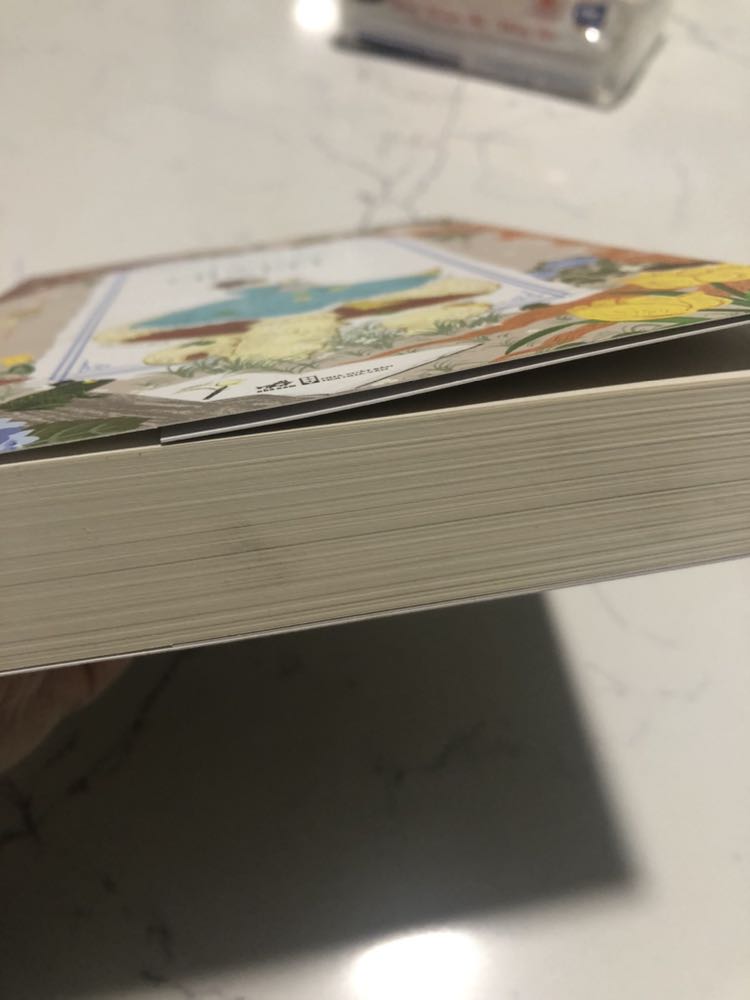 Shipper rất thân thiện và lịch sự
Tuy nhiên sách bẩn và bị móp nhẹ ở góc. Trang sách vì vàng như như sách cũ :(