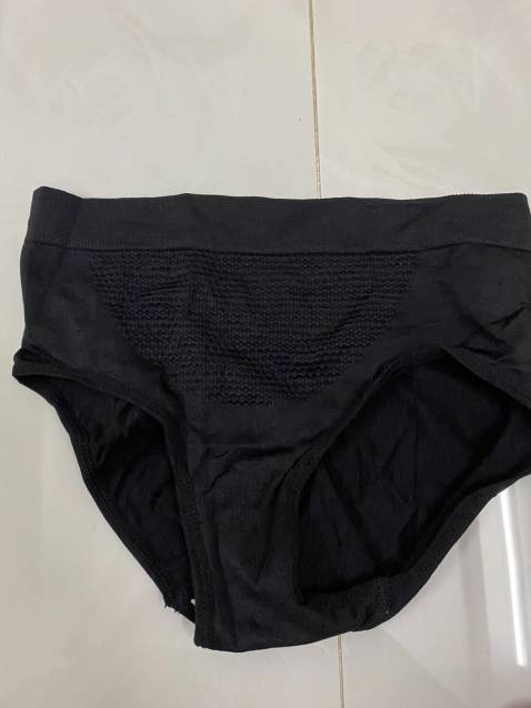 Chất lượng vải rất tệ, size lớn bé lẫn lộn, shop cố tình đưa hàng kém chất lượng vào để *** đảo khách hàng. Những chiếc quần này chỉ đem đi vứt bỏ chứ không thể nào mặc được. Mình rất tin tưởng vào uy tính của Tiki nên mua hàng rất nhiều, nhưng lần này cảm thấy rất bực bội khi nhận hàng như thế này. Tiki nên loại những shop chuyên *** đảo này ra khỏi hệ thống để tránh việc làm mất uy tính của mình.