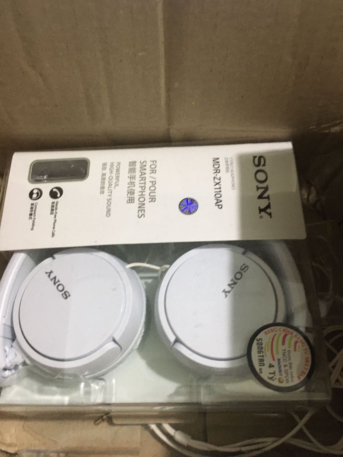 Tai nghe rất ổn và phù hợp với giá tiền
Tuy nhiên, giao hàng không có túi bóng chống xóc ở trong nên tai nghe giao tới thì bị móp một vài chỗ
Mình đeo tai nghe lâu mà sẽ bị đau tai cho mình đeo mắt kính nên bị kẹt gọng kính
Nhưng mà mình thấy là nên mua