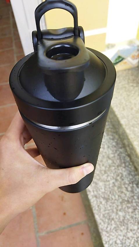 Nhận được hàng rất ưng, bình cầm chắc chăn đúng như mô tả, đây là bình của ck m, sắp tới m sẽ mua cái nữa cho m
Màu đen nhám nhìn rất sang, bắt mắt và chắc chắn, gioang cao su nắp khá chặt, đựng nước tốt bảo quản nước cũng ok, tháo ra không bị mùi lắm, nên là ổn ạ!! Sẽ còn mua thme