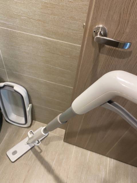 Đã có thời gian dùng cây lau nhà này, rất ưng ý. Nước phun vừa đủ ẩm, k quá ướt, lau rất sạch và nhẹ nhàng. Mua thêm cái xô gấp gọn này cũng quá ổn áp, gọn gàng.