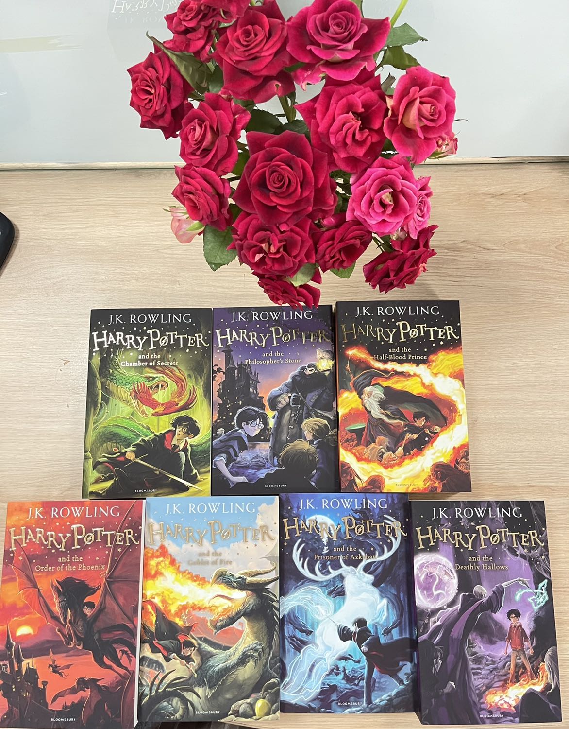 Siêu ưngggggg
Mình đã đọc hết các đánh giá: mọi người đều bảo hộp bị méo, xây xước khi vận chuyển. Nên đặt xong là hồi hộp chờ đợi.
Kết quả là sáng đặt trưa đã nhận được. Box nguyên xi không méo mó xước xát gì nha. Nguyên nilon bọc luôn. 
Bìa sách in nổi lóng lánh. Mở sách ra thơmmmmm mùi giấy mới. Giấy đẹp ko đau mắt. Gáy sách dễ mở nha. Phê lắmm lắmmmm
Yêu tiki ❤️