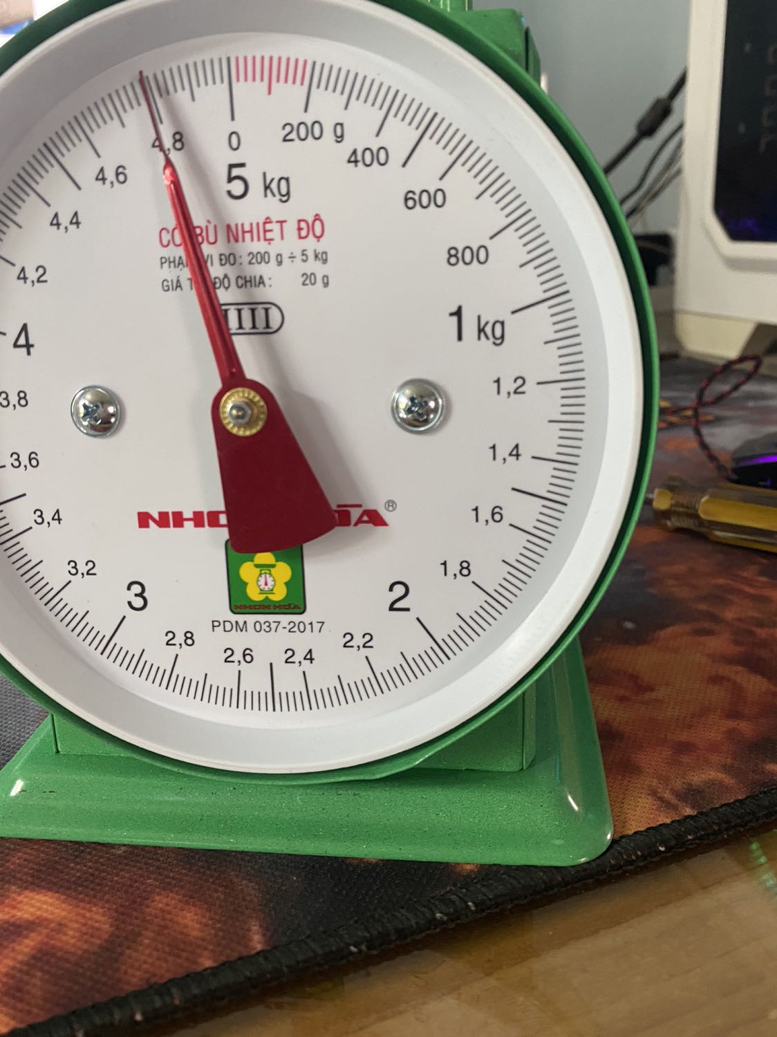 Cân bị móp méo phía trước, gắn ốc như thế thì bố thằng nào mở ra được để lắp giá đỡ cân. Thiết kế *** học sao không gắn sẵn cho khách hàng