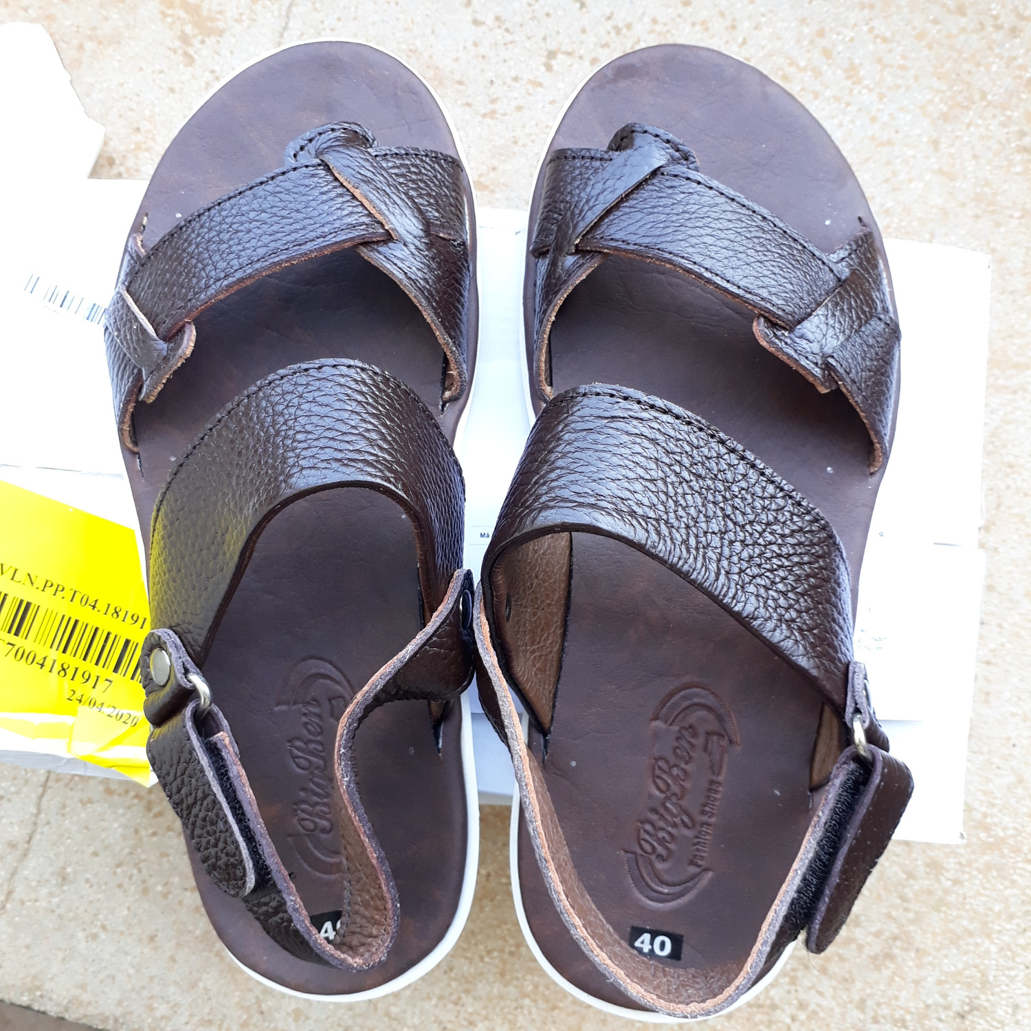 Sandal đi êm, chắc chắn. Quai mềm mại. Shop có hỗ trợ may luôn quai sandal.
Nhưng chắc đang may sandal mà bạn shipper đến lấy hàng nên vội quá đóng hàng luôn.Vì may mới  xong có 1 phía, phía còn lại mới tạo rãnh, chưa may được. Sandal đi êm, chắc chắn. Quai mềm mại. Shop có hỗ trợ may luôn quai sandal.
Nhưng chắc đang may sandal mà bạn shipper đến lấy hàng nên vội quá đóng hàng luôn.Vì may mới  xong có 1 phía, phía còn lại mới tạo rãnh, chưa may được.