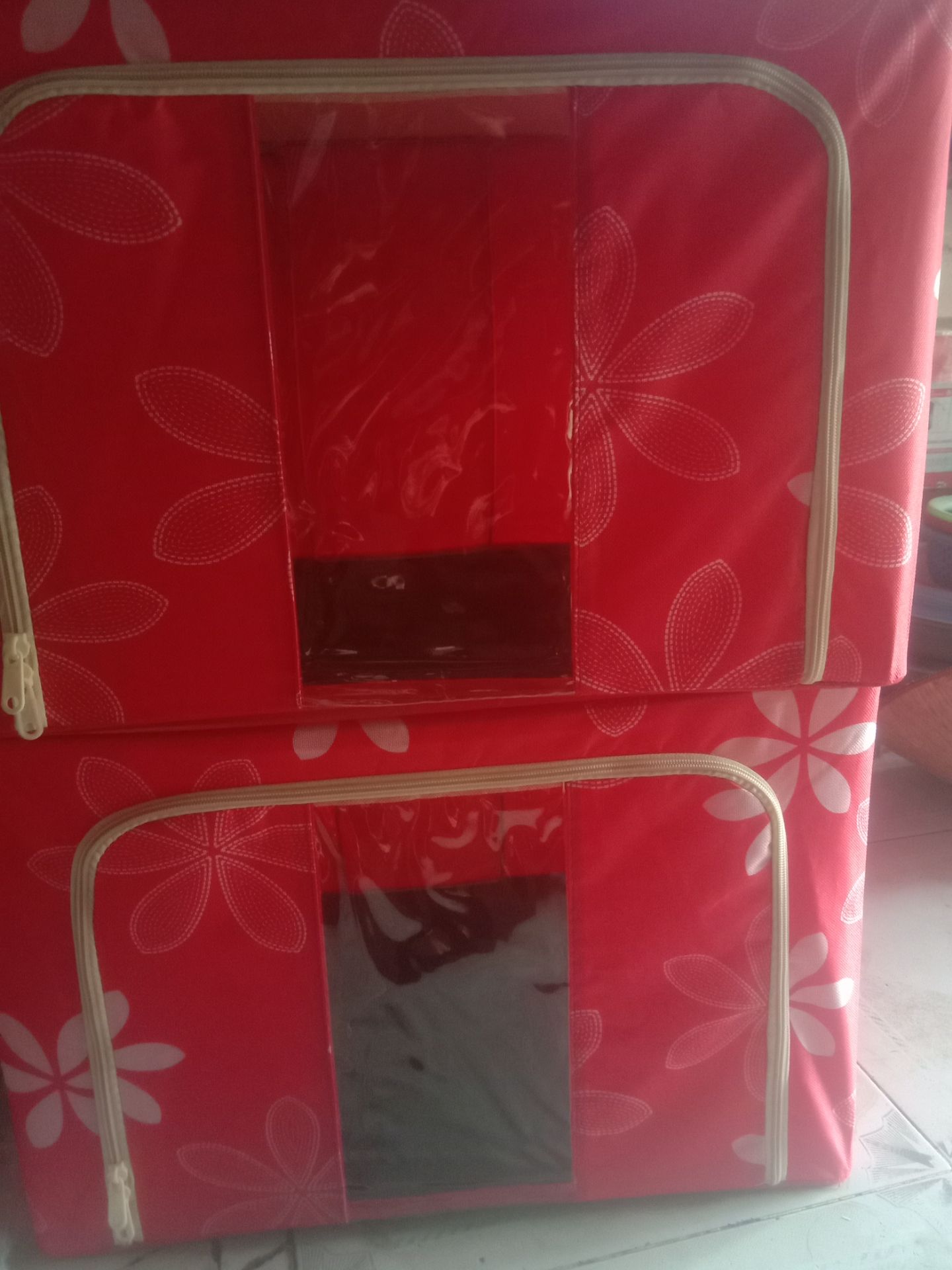 đặt Hôm thứ hai thì thứ năm nhận hàng.hai túi rất chắc chắn nhưng màu gửi không ưng lắm đáng lẽ mua hai túi sốp gửi hai màu khác nhau mới phải .nhưng lại gửi hai màu đỏ.cac bạn nào mua về nhớ kéo khóa cẩn thận nha chánh trường hợp mắt khóa chồi lên mà cứ kéo là hư luôn .may mà tui sửa được không phải đổi.