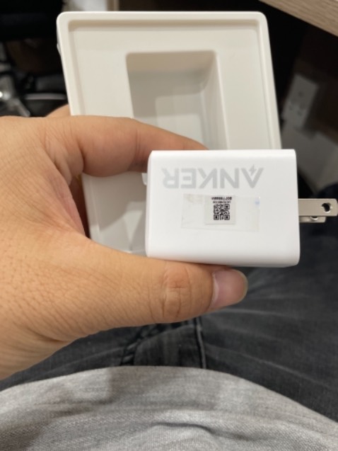 Từ bao bì đến hình thức bên trong có thể khẳng định đây không phải là hàng mới 100%, tem mác đã dc dán phủ lại, cục sạc có dấu hiệu đã sử dụng rồi. Chức năng sạc chưa *** xong