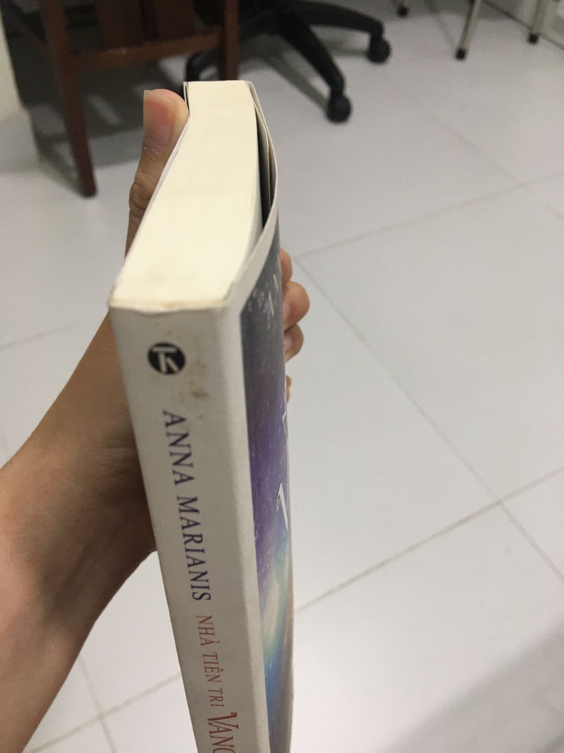 Mua 3 cuốn. Trong đó 1 cuốn được bao bọc kĩ, 1 cuốn thì vừa dơ, vừa gập góc, nhìn như sách cũ chục năm làm mất giá trị cuốn sách (như hình), 1 cuốn thì bị dơ. Thất vọng vô cùng!
Phiền TIKI cho đổi cuốn mới!