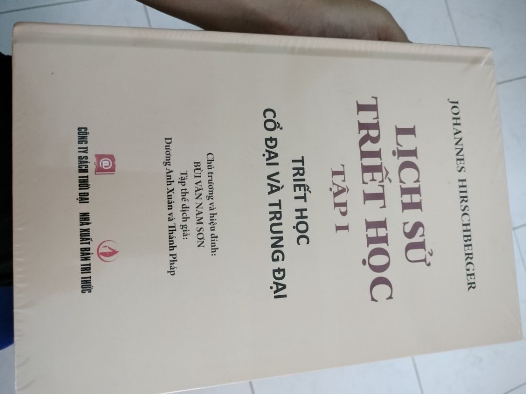 Tiki đóng gói kỹ càng, có lót bìa bảo hộ, giao nhanh. Về hai quyển phải nói là rất dày vì bao quát một vấn đề quá lớn và rộng: lịch sử triết học. Mình không phải dân chuyên nên không thể có một đáng giá chuẩn chỉnh chất lượng nội dung sách, ngoài cái tên đảm bảo (phần nào) của cụ Bùi Văn Nam Sơn. Nên chỉ có thể nói về hình thức sản phẩm và dịch vụ Tiki đã làm tốt, mình nhận được sản phẩm như ý vậy. Mình chọn mục lục tập 2 để các bạn tham khảo cách trình bày chủ đề và tiếp cận của sách.