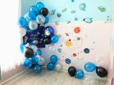 Rất ko hài lòng
Bóng giao ko đúng hình, ko có bóng đẹp, ít bóng, may là tường nhà mình trang trí sẵn đẹp