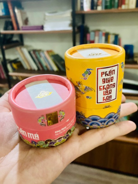 Hương thơm sữa bò non, phấn mịn dễ dùng ko bị trắng quá , thích