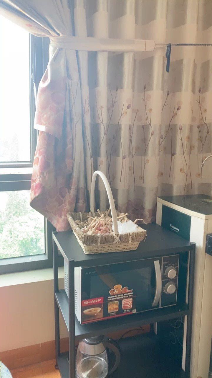 Thép cứng, chắc chắn. Sản phẩm rất đẹp, lắp ráp cũng rất dễ, mà màu đen, rất đáng tiền, mình đã ngắm lâu rồi mới mua cũng k thất vọng điểm gì. Hàng nặng