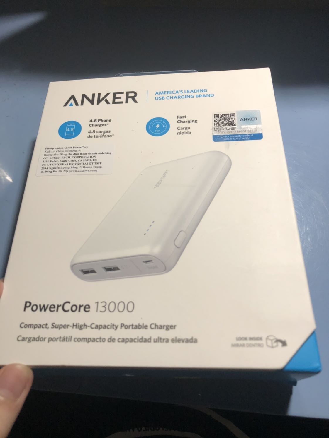 thực ra đóng gói thì tiki cực ổn:)) lại còn freeship, giao hàng đúng hẹn giao nhanh với tốc độ bàn thờ lại còn hỗ trợ gửi đồ lễ tân giúp mình. nhân viên khá nhiệt tình. hàng chuẩn chính hãng, tặng kèm cái túi đựng sạc nhgma mình lười k up. rất đáng tiền nhưng mà do mình hơi vội chứ không đã đợi đến đợt sale mới mua rồi:((( sợ hết hàng ý