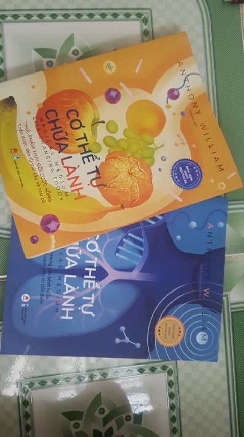 Cuốn màu xanh dương:
Đầu sách là kể lại câu chuyện của tác giả với "Hồn"- người kết nối với ông và đưa ra các chỉ dẫn y khoa. Đây là câu chuyện của tác giả, và các bạn có quyền không tin. Nhưng đối với mình, thế giới này luôn tồn tại những điều thiêng liêng. Sau đó, tác giả giải thích các căn bệnh mà khoa học chưa tìm ra nguyên nhân và cách điều trị. Do mình không có các triệu chứng đó nên mình lướt qua thôi. Chương cuối là các phương pháp chữa lành cơ thể, giải độc và có thực đơn thanh lọc. Bạn sẽ biết thực phẩm nào nên - không nên ăn và có những lựa chọn phù hợp. Ông còn giới thiệu những thiên thần giúp ích cho cơ thể ta và cách tiếp cận họ.
Tổng kết: Nhiều kiến thức quý giá! Cuốn này là tiền đề cho những cuốn tiếp theo.
Cuốn màu vàng:
Bạn sẽ biết về Tứ bất dung thứ. Thời đại chúng ta tiếp xúc với quá nhiều thứ độc hại và nó đang tàn phá cơ thể ta. Phần chính của cuốn sách này, ông sẽ giới thiệu Bộ tứ thần thánh: trái cây, rau củ, thảo mộc&gia vị, thực phẩm dại. Những thực phẩm này được giới thiệu theo tên từng thực phẩm, trong đó gồm: lợi ích, nên áp dụng với căn bệnh triệu chứng nào, bài học cảm xúc và tinh thần, lời khuyên khi dùng nó và 1 công thức chế biến thật ngon và dinh dưỡng. 
Mình nhận ra có rất nhiều rau trái gần gũi mình nhưng lại có những ích lợi không ngờ tới như vậy. Từ đó mình đã lựa chọn các thực phẩm trên vào cuộc sống hằng ngày.  Phần cuối, ông giới thiệu những thiên thần liên quan đến thực phẩm và hướng dẫn cách kết nối với họ.
Rấttttttt mongggggg mọi người ai cũng có một quyển sách này bên mình vì nó quá là bổ ích!!!!!! Điều thần thánh hơn nữa là quyển sách này giúp mình dễ ngủ hơn, nên giờ ngày nào mình cũng ôm nó đi ngủ ^^ 
Mình sẽ mua cho đủ 5 cuốn luôn