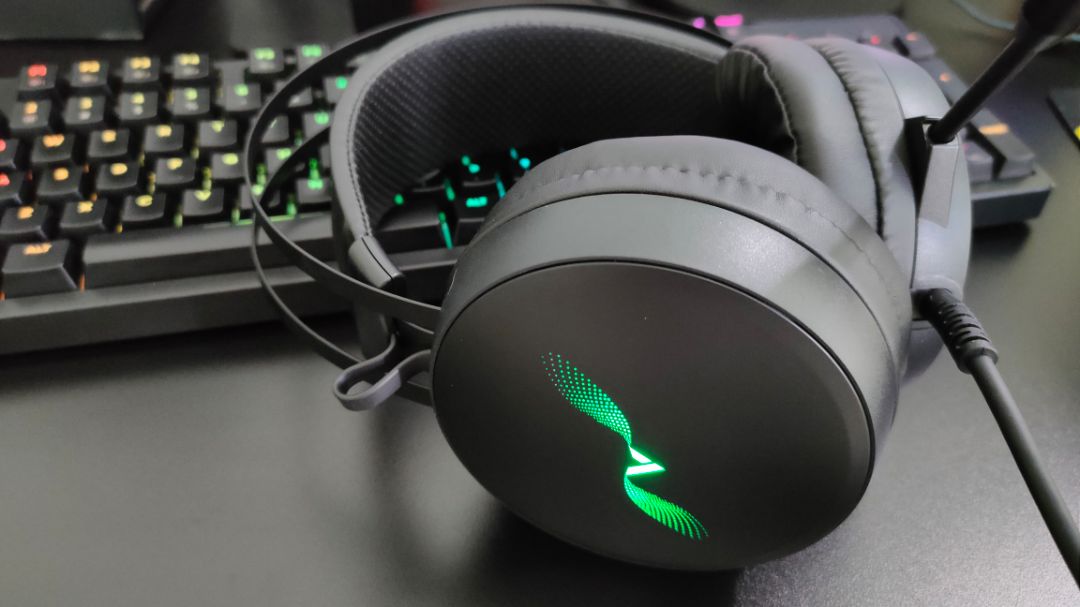 Shop giao hàng nhanh,  đóng gói kĩ. Hàng đeo êm tai không bị đau khi đeo lâu, dùng nghe nhạc hay chơi game âm thanh nghe cũng tạm được, không hay như mình mong đợi.