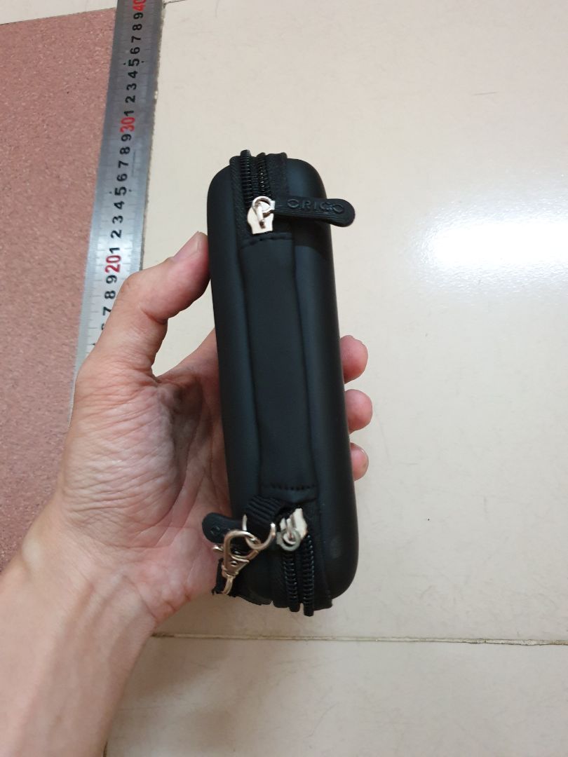 Hộp có chia ngăn, kích thước khá phù hợp để đựng Jack chuyển đổi, bút trình chiếu, pin sạc, cáp kết nối.... Vỏ chắc chắn, một mặt được làm lồi lõm để dễ nhận định. Rất hài lòng Hộp có chia ngăn, kích thước khá phù hợp để đựng Jack chuyển đổi, bút trình chiếu, pin sạc, cáp kết nối.... Vỏ chắc chắn, một mặt được làm lồi lõm để dễ nhận định. Rất hài lòng