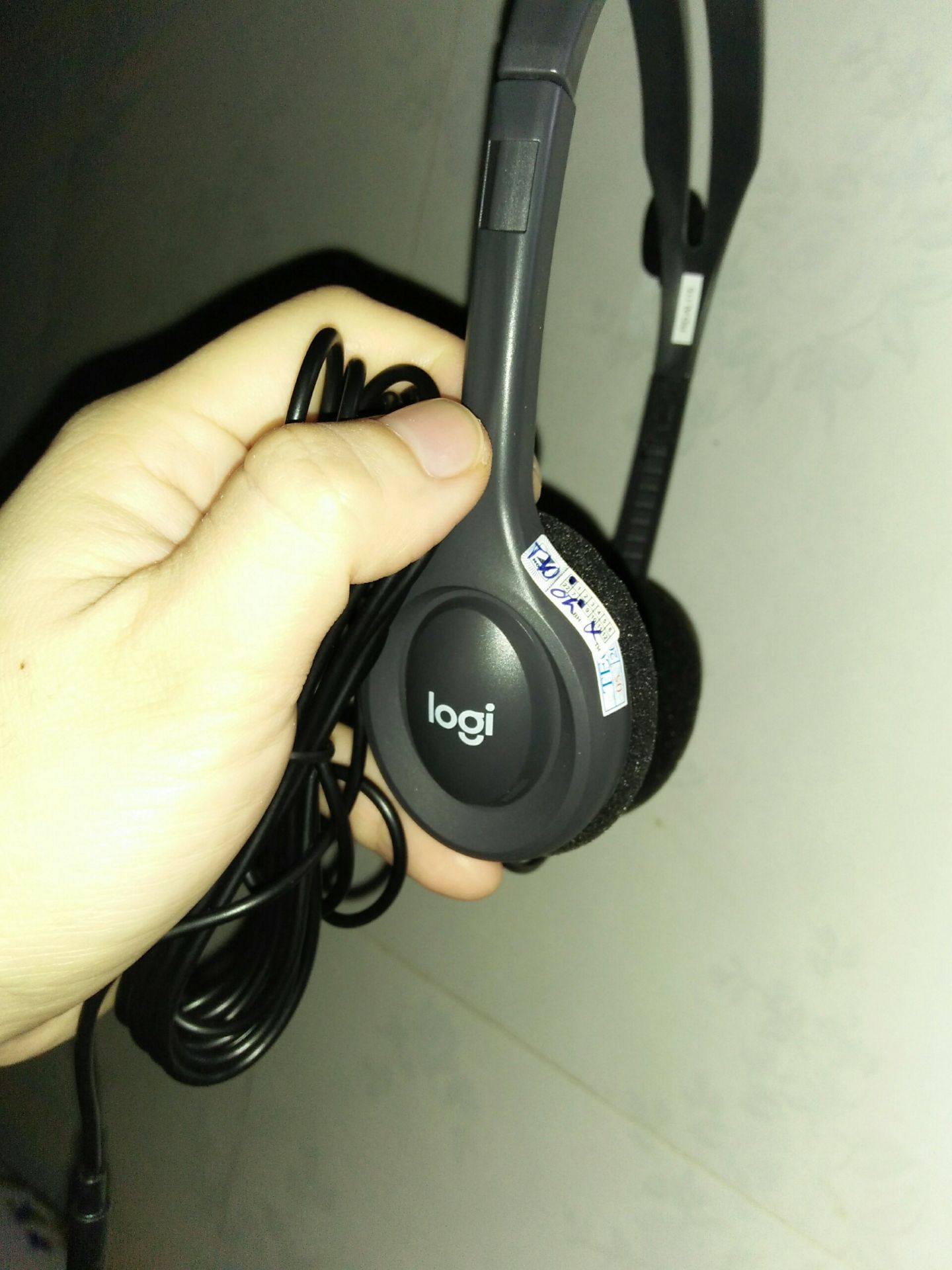 Giao hàng mùa giãn cách cần nhiều kiên nhẫn, cũng may là đến trước khi mình còn khóa học online, mục đích chủ yếu có nhiêu thôi.
Hàng đẹp, âm thanh hay, trầm ấm.
Hy vọng xài bền vì giá cũng không rẻ. 
Hình như có dấu hiệu bị cắt keo dán để kiểm tra trước khi giao hay sao ak? (Ảnh cuối)