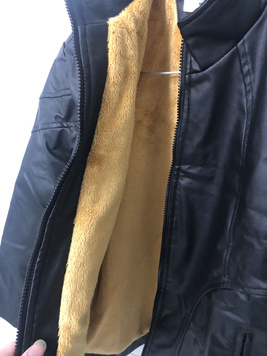 Thất vọng vì chiếc áo có lớp áo trong màu vàng. 
Do tôi đen hay do shop đăng ảnh thiếu thông tin về lớp áo trong
Thôi coi như mất tiền *** :(