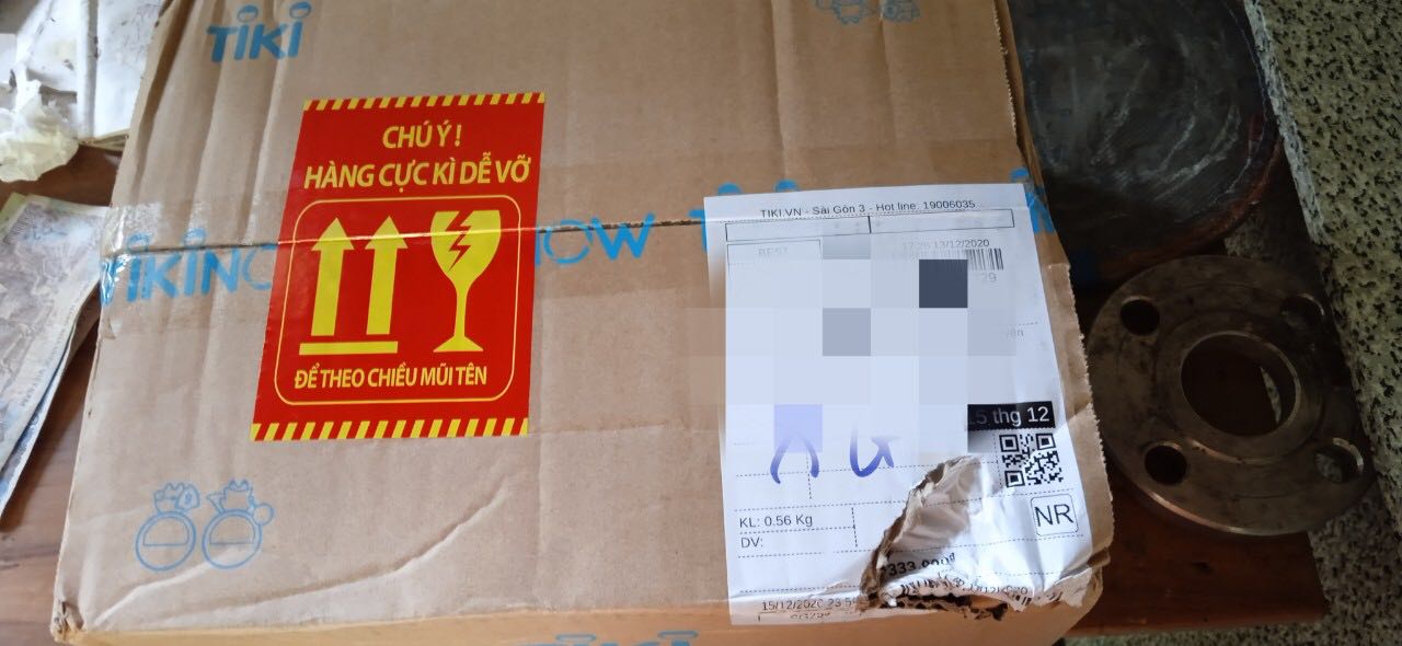 1. Giao hàng nhanh.
2. Giá cả phải chăng.
3. Nhưng hàng cực kỳ dễ vỡ, khi giao hàng, hộp lại rách như vầy.
4. Hàng khi mở nắp không có miếng dán ở miệng niêm phong, chỉ được nhét bằng miếng nilon, không biết hàng có đảm bảo không nữa. 1. Giao hàng nhanh.
2. Giá cả phải chăng.
3. Nhưng hàng cực kỳ dễ vỡ, khi giao hàng, hộp lại rách như vầy.
4. Hàng khi mở nắp không có miếng dán ở miệng niêm phong, chỉ được nhét bằng miếng nilon, không biết hàng có đảm bảo không nữa.